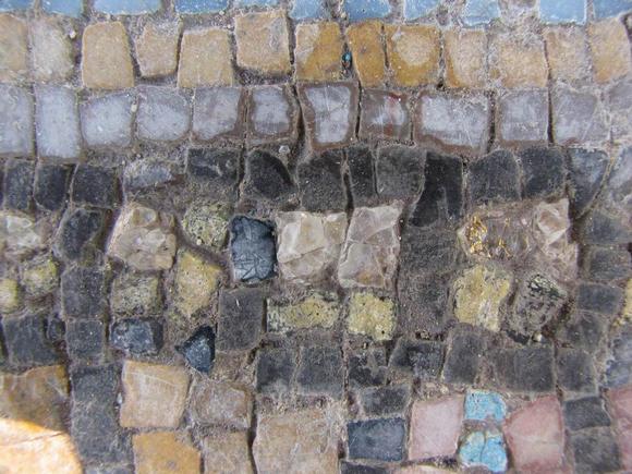 Image: Panel with vine leaves and birds: Golden glass tesserae and colored glass tesserae